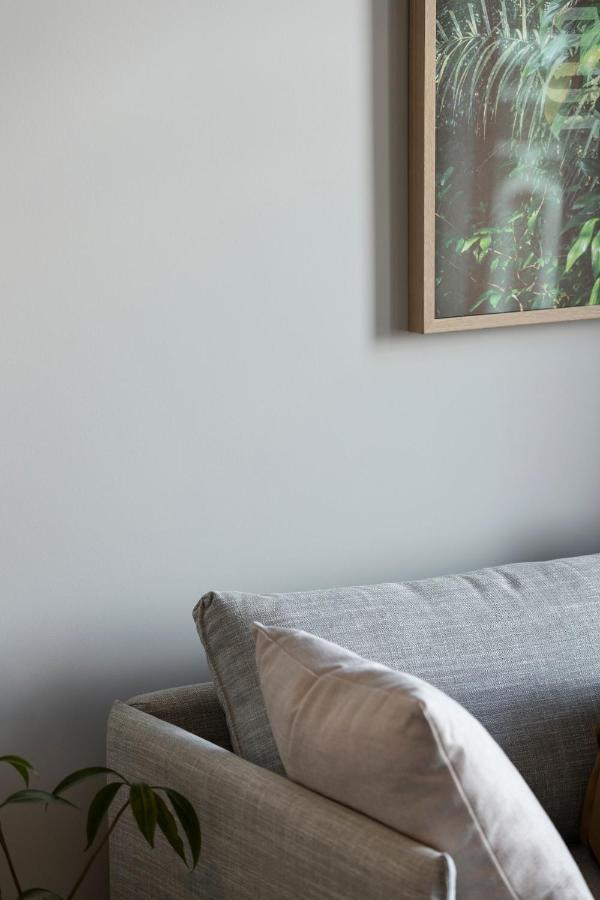 The Chamberson Hotel Dunedin Exterior foto A wall painted with a light shade of grey