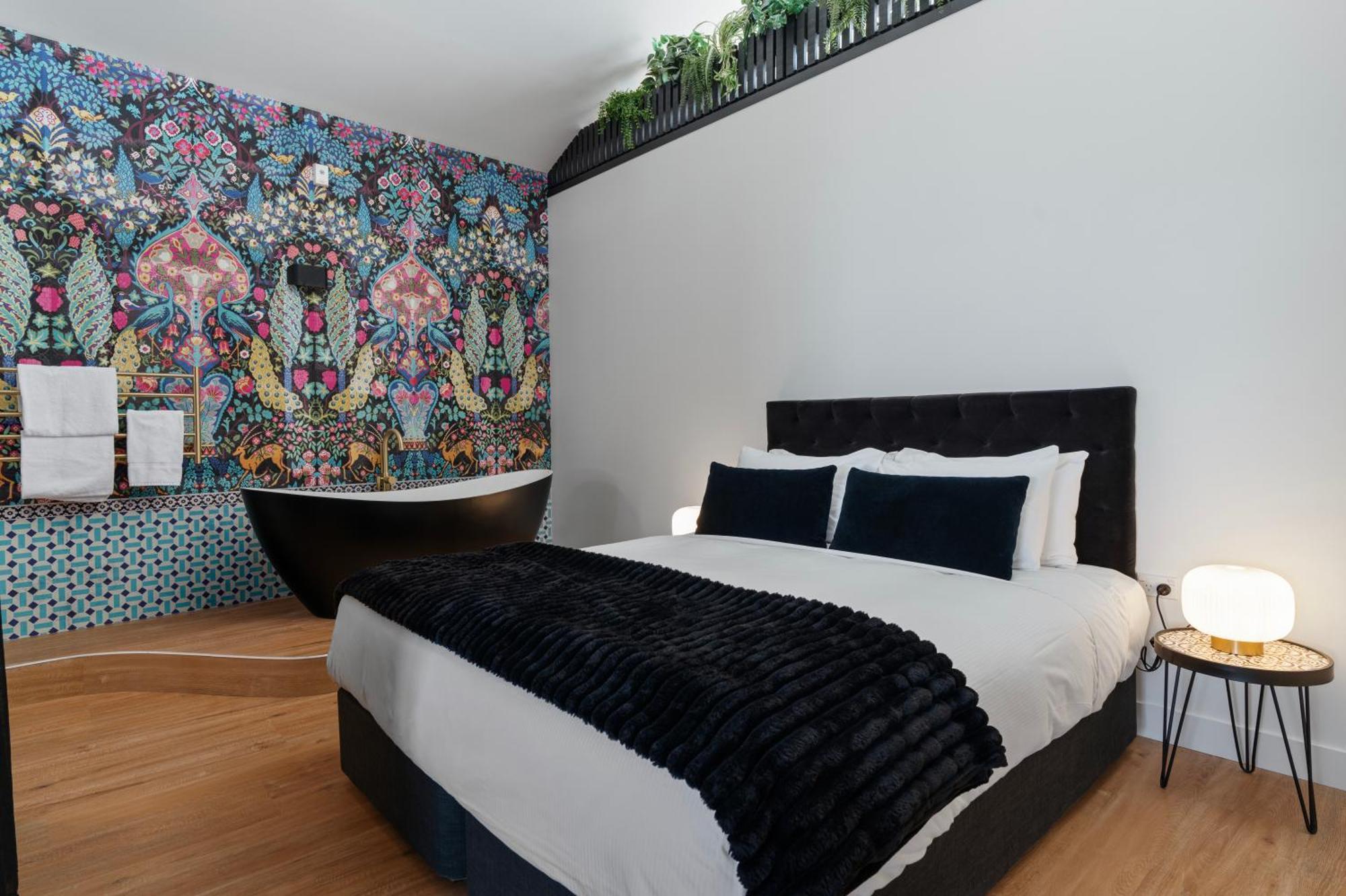 The Chamberson Hotel Dunedin Exterior foto A bedroom at the hotel