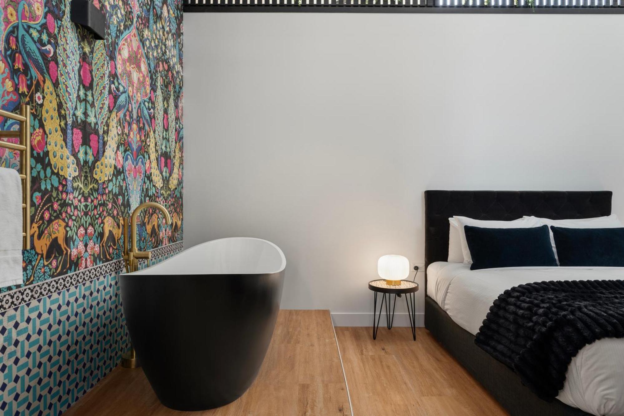 The Chamberson Hotel Dunedin Exterior foto A freestanding bathtub
