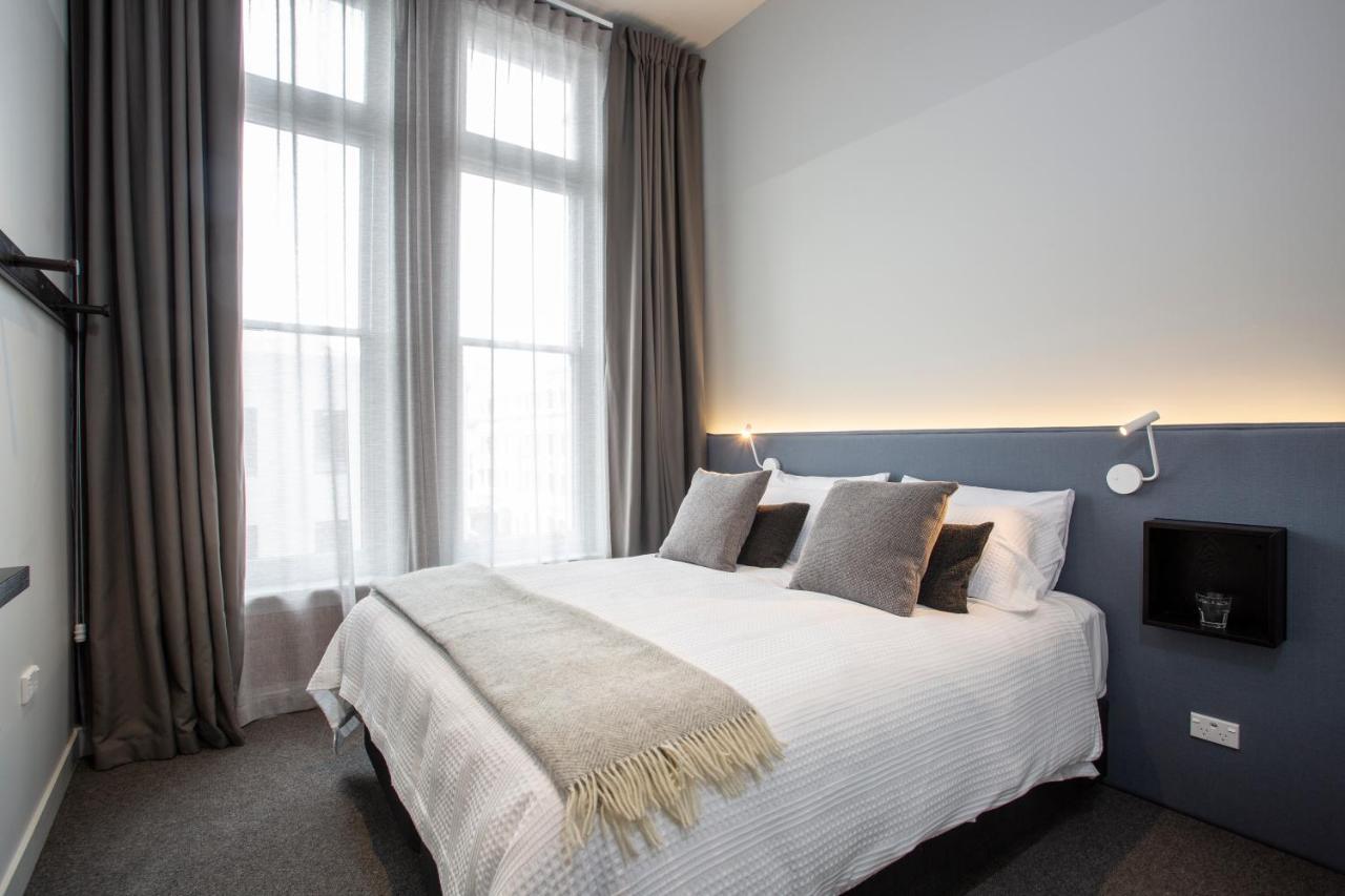 The Chamberson Hotel Dunedin Exterior foto A bedroom at the hotel
