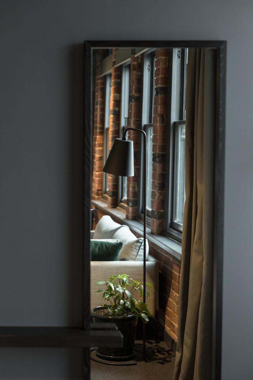 The Chamberson Hotel Dunedin Exterior foto A floor lamp